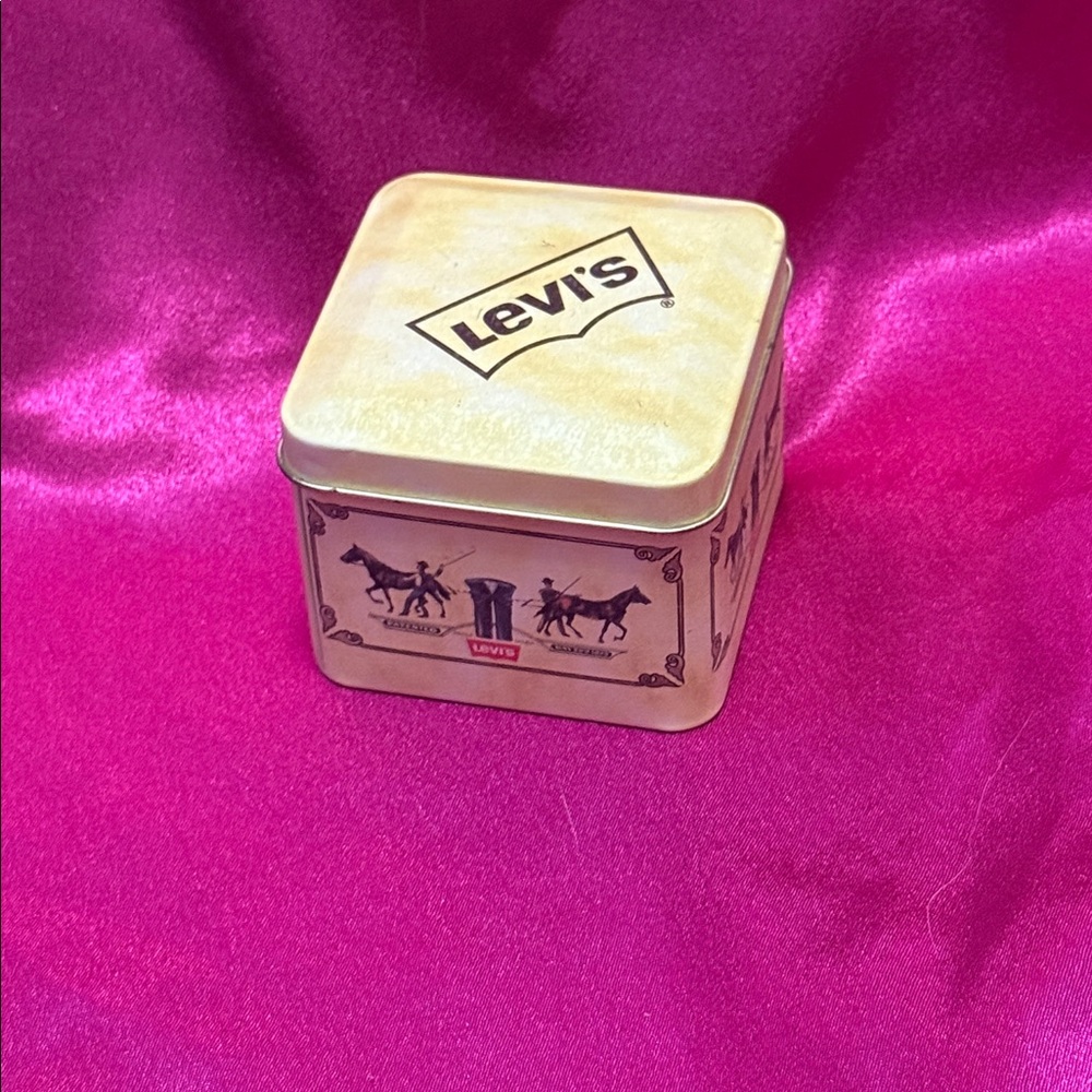 Levi's Vintage Design Tin Box with Cream and Multicolor